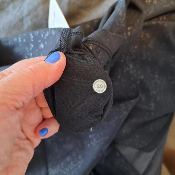 Lululemon 𝗔𝗹𝗶𝗴𝗻 𝗛𝗥 𝗖𝗿𝗼𝗽 𝟮𝟭" -20-𝗦𝗽𝗲𝗰𝗸𝗹𝗲 𝗘𝗺𝗯𝗼𝘀𝘀 Blk NWT - Picture 8 of 8